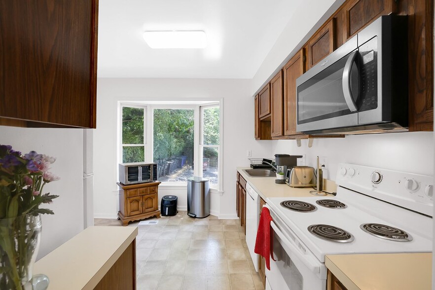 Building Photo - 3001 20th Ct S