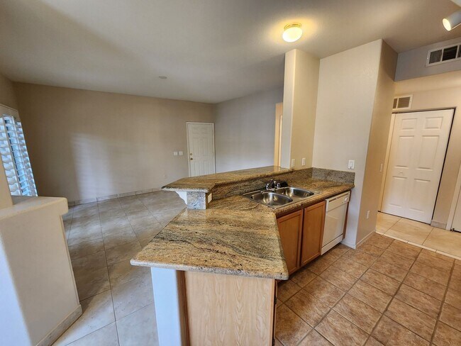 Building Photo - 1050 E Cactus Ave
