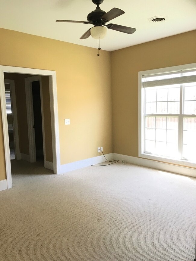 Building Photo - 233 Forest Glen Dr