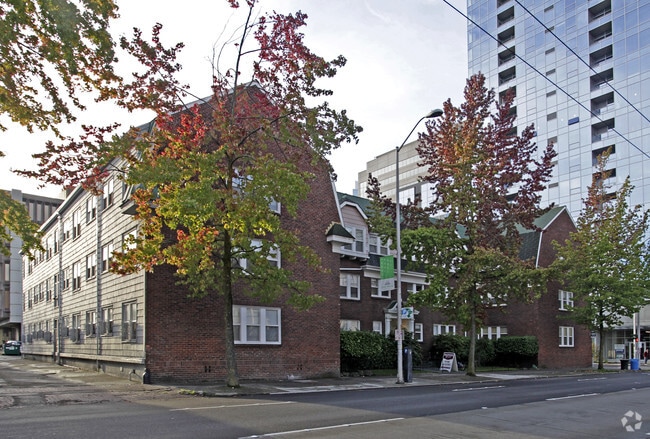 Primary Photo - Williamsburg Court Apartments