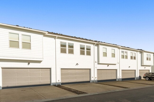 Building Photo - Modern 3 Bedroom, 2.5 Bathroom Townhome in South Cooper Mountain
