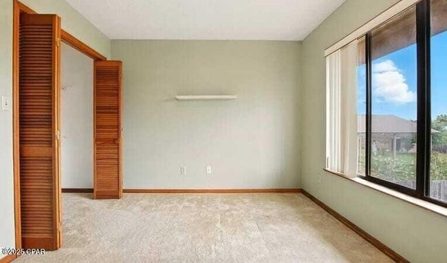 Building Photo - 833 W Pierson Dr