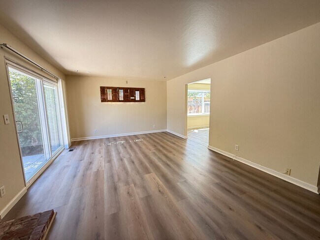 Building Photo - 1420 Primrose Way