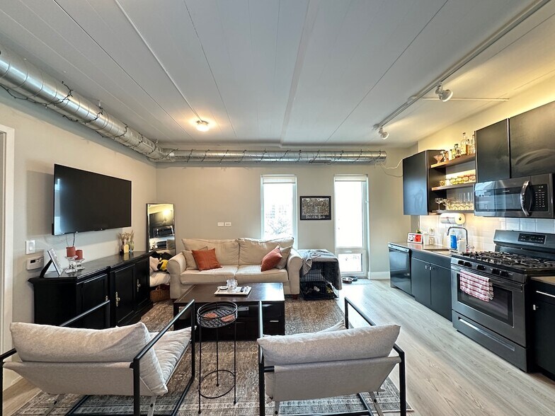 Building Photo - 941 W Belmont Ave