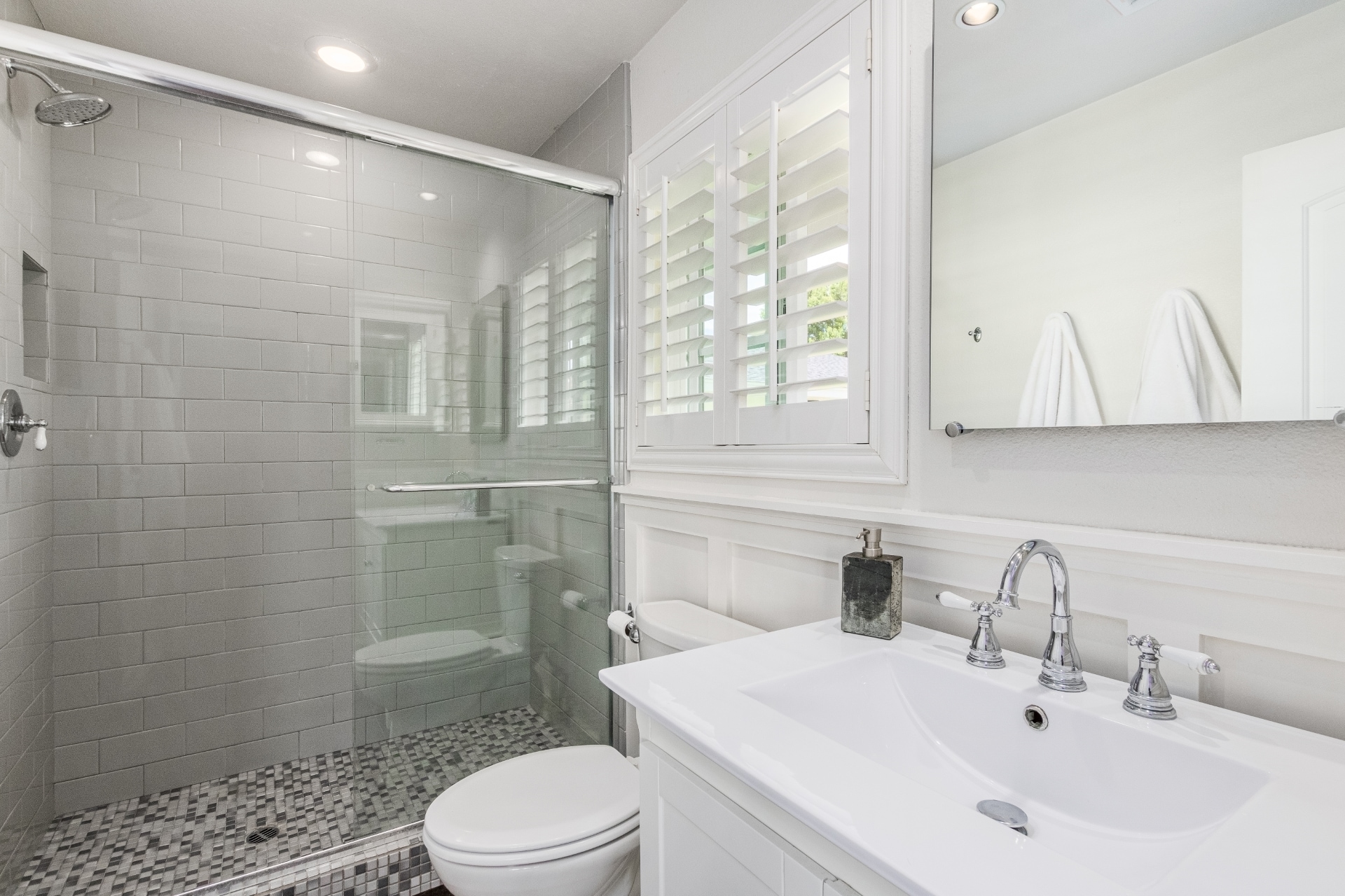 Light and bright master bathroom - 5214 N 43RD PL