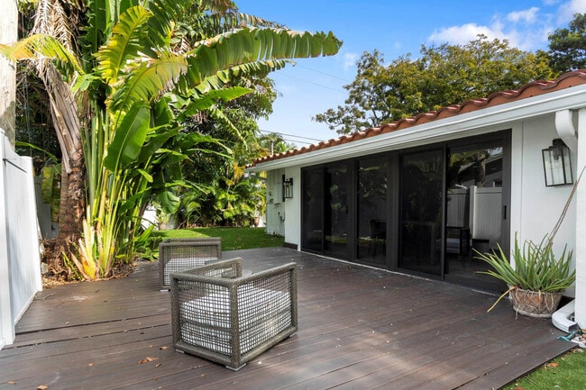 Building Photo - 715 NE 25th Ave