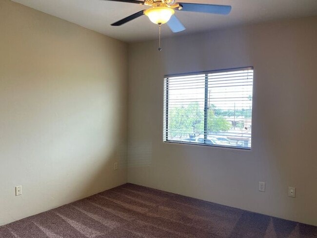 Building Photo - Popular 2BR/2.5BA 2 Story Townhome conveniently located close to PCC, U of A!