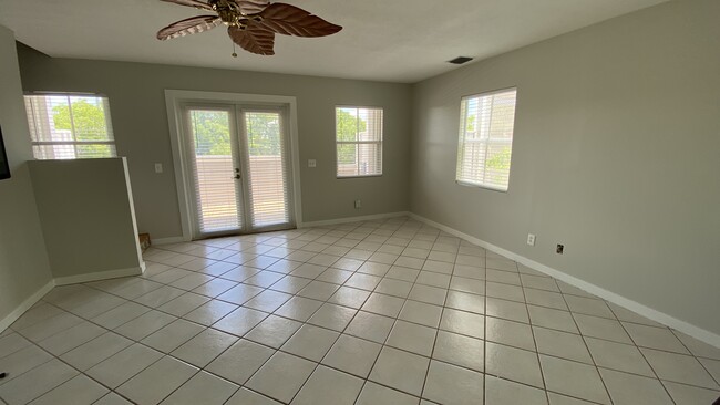 Building Photo - 1075 Duval St