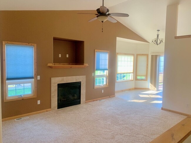 Building Photo - 3 bedroom 2 bath townhome