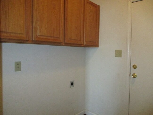 Building Photo - Northwest Suburban  Beauty