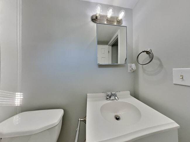 Building Photo - Charming 3-Bed, 2-Bath Home in Blue Springs with Garage