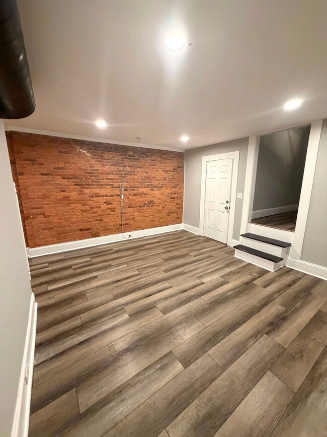 Building Photo - 252 N Mulberry St