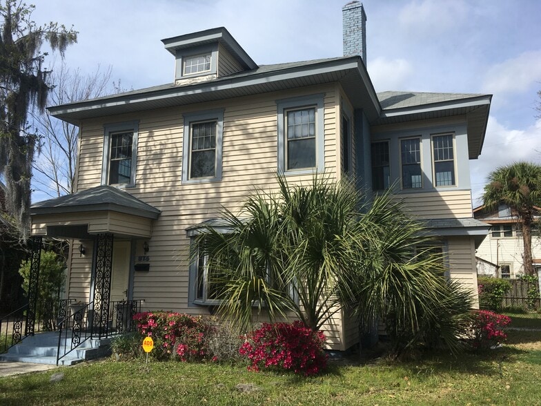 Building Photo - 816 Maupas Ave