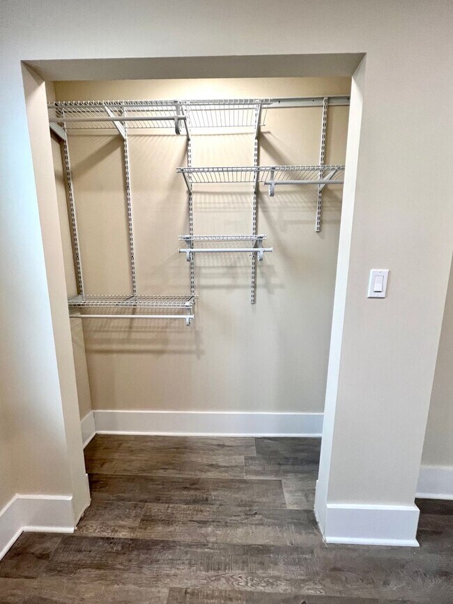 Building Photo - 933 - 320/322 Boggs Avenue