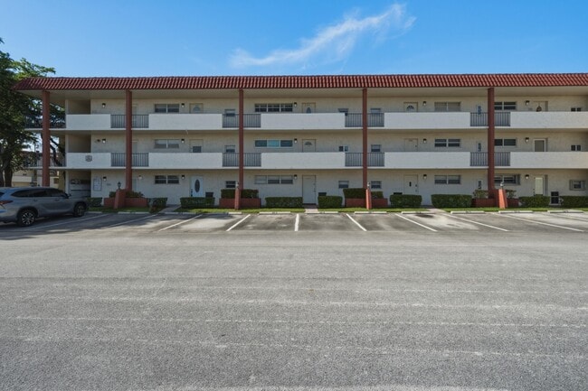 Building Photo - 9420 S Hollybrook Lake Dr