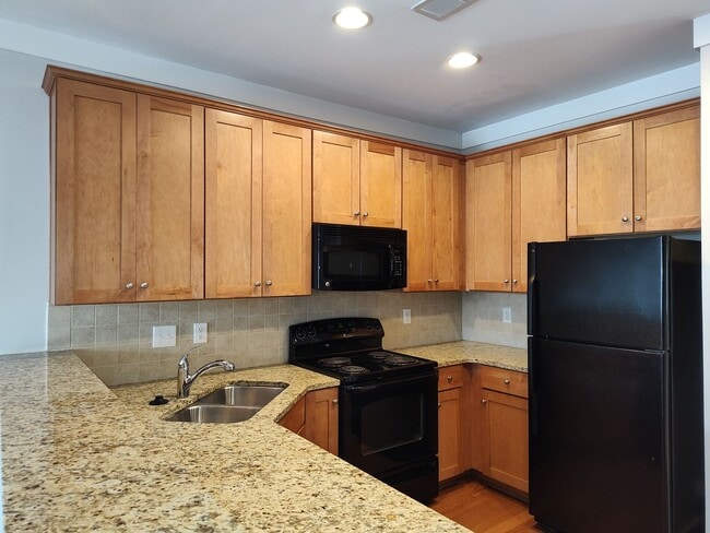 Building Photo - Modern Condo located  in South Main Square!