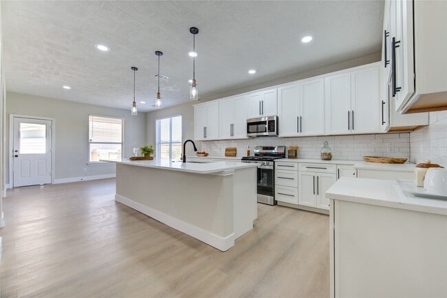 Building Photo - 5512 Canyon Bluff Ln