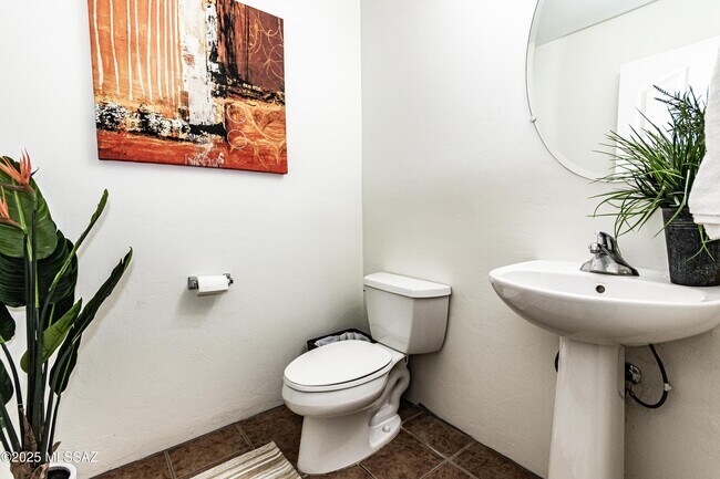 Building Photo - 4830 S VALLECANO Dr