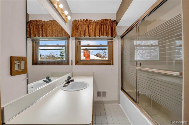 Building Photo - 249 E Silverbell Rd