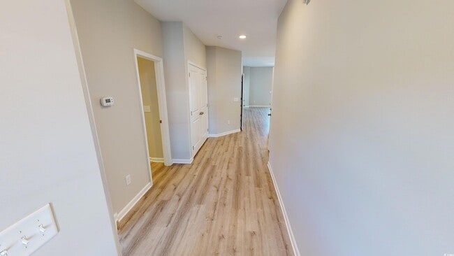 Building Photo - 13 Racquet Club Dr