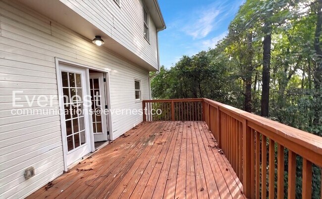 Building Photo - 3 Bed/2.5 Bath Home with Off-Street Parking / Pet-Friendly / Available Now!