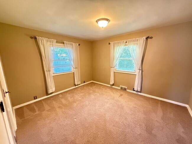 Building Photo - Charming 2 BR house in quiet Normal neighborhood