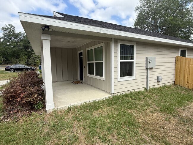 Building Photo - 3 Bedroom 2 Bath In Alachua
