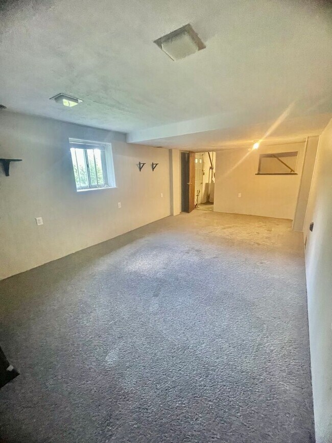 Building Photo - 3 Bed 2 Bath- Hopewell Township Pa!