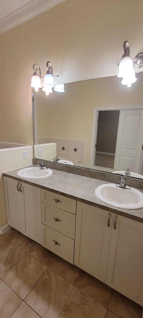Building Photo - Beautiful 3 Bedroom/2 Bath home in Madera