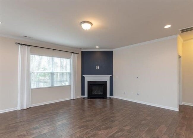 Building Photo - GREAT 4 BEDROOM !!!