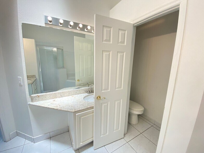 Building Photo - Beautiful Spacious 4 Bedrooms 2 Bathrooms ...