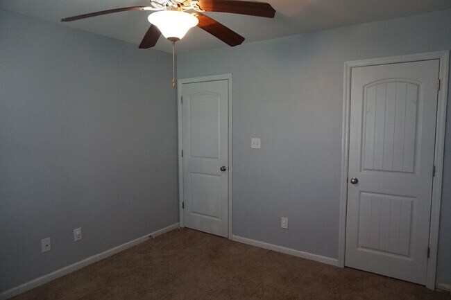Building Photo - 3 Bedroom 2.5 Bathroom with a Bonus Room located in The Cottages at Petersburg Subdivision, Richl...