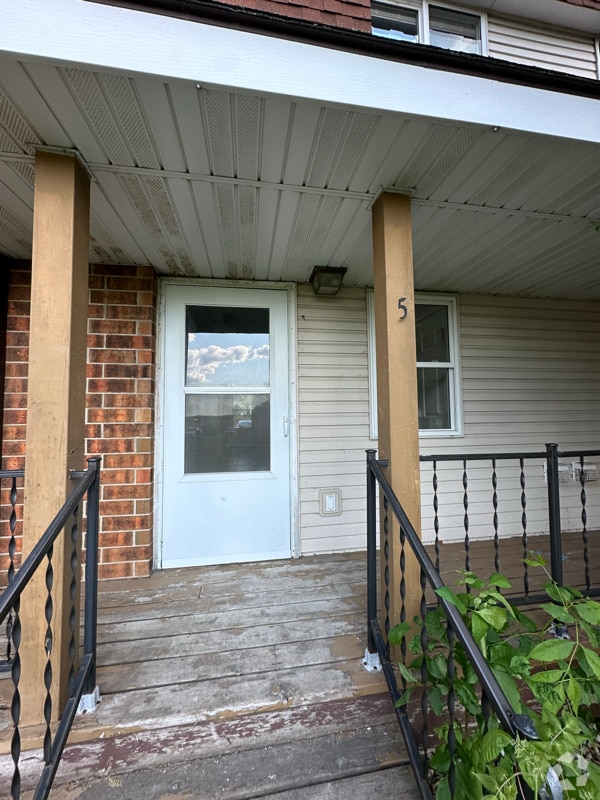 Building Photo - 1514 1st St E
