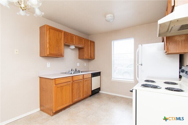 Building Photo - 2014 Cedarhill Dr