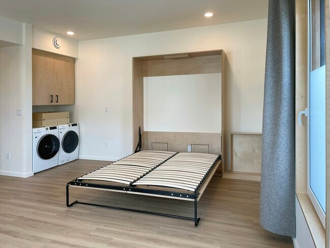 Building Photo - 1614 6th Ave