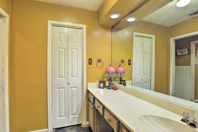 Building Photo - 2109 Woodside Dr