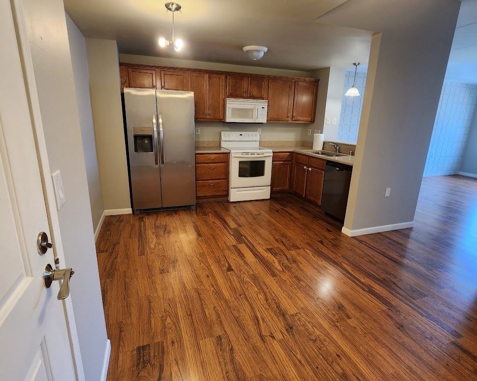 2 kitchen - 400 N Richmond St
