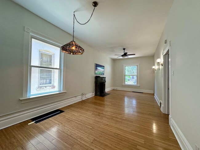 Building Photo - 3 Bedroom 2 Full Bath Renovated Single Fam...