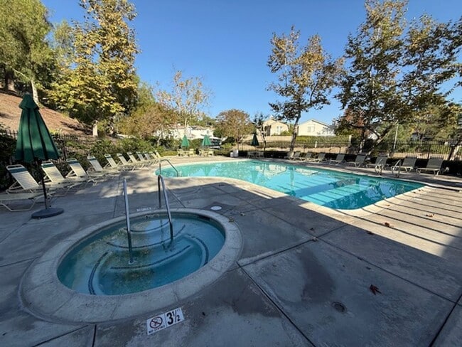 Building Photo - 2 bed 1.5 bath in Dakota Community in Wago...