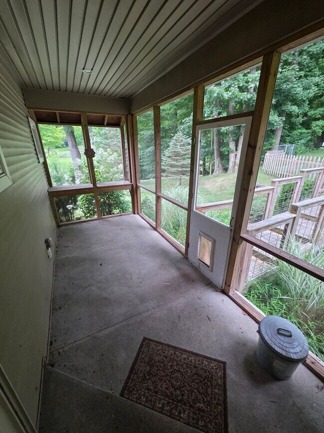 Building Photo - Luxurious 3-Bedroom Home in Poughquag, NY