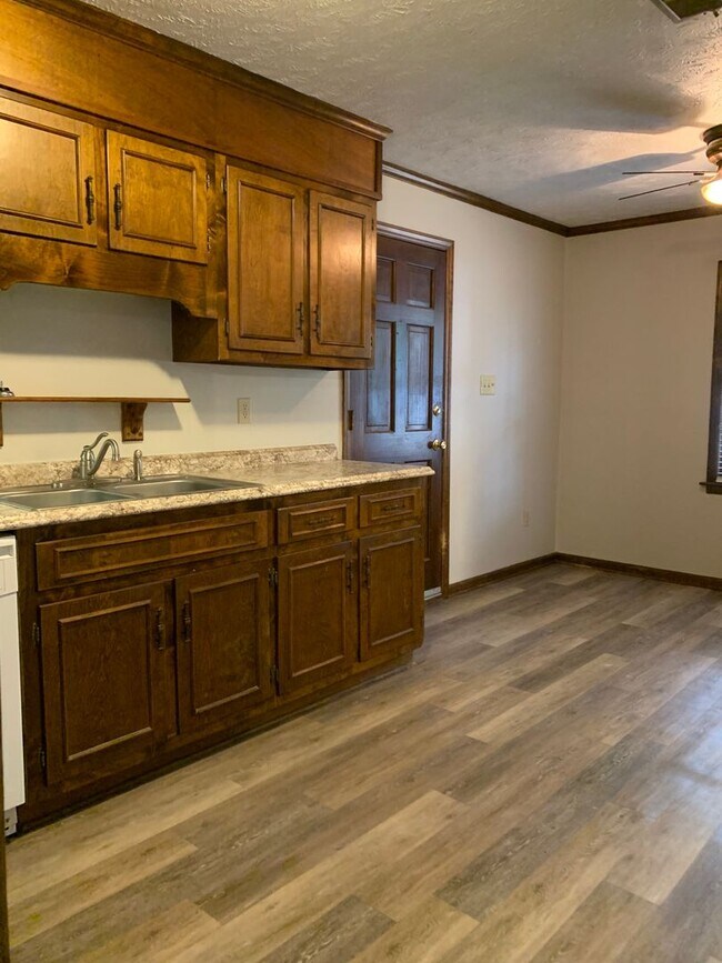 Building Photo - For Rent - Quiet neighborhood but close to everything!!