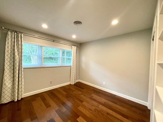 Building Photo - 6 month lease- AVAIL IN AUGUST- Immaculate...