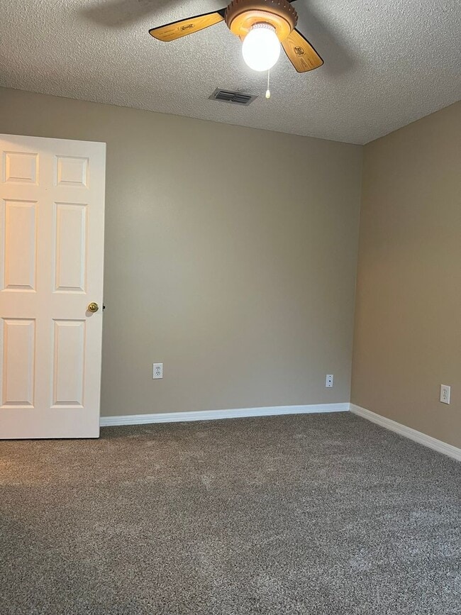 Building Photo - Beautiful 4/2 with 2 Car Garage in the Wek...