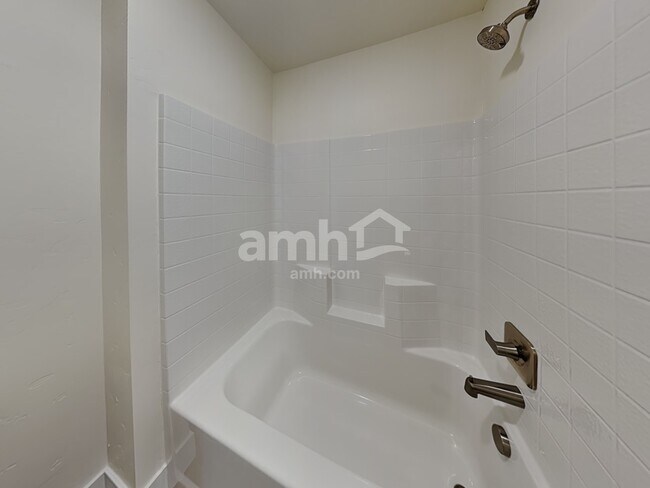 Building Photo - 901 N Barkvine Ave