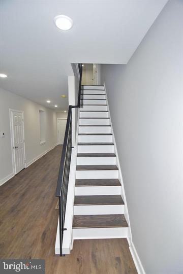 Building Photo - 943 E Schiller St