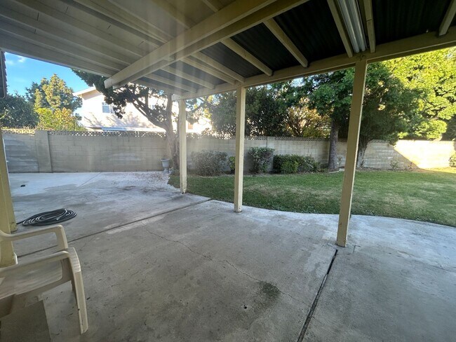 Building Photo - Spacious 4bed/3bath House for rent