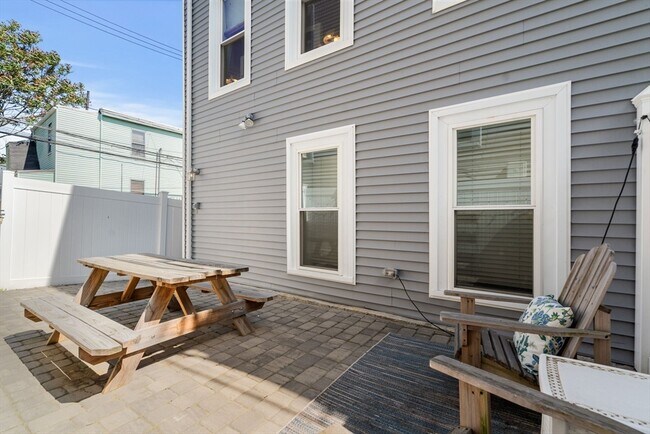 Building Photo - 153 Everett St