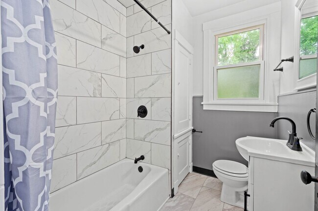 Building Photo - SCORE 1ST MONTH'S RENT FREE IF SIGNED BY AUGUST 7! Spectacular 3 bedroom home in Carrick availabl...