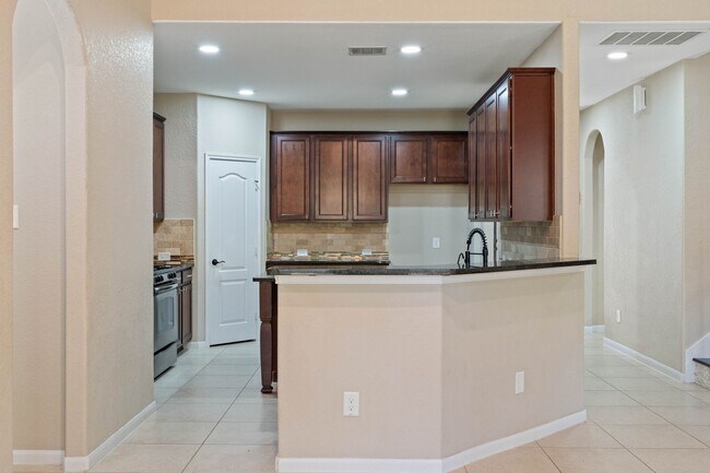 Building Photo - 208 Forest Peak Way