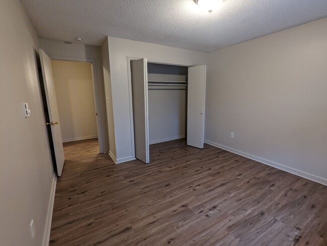 Building Photo - 2 Bedroom Upstairs Apartment with Washer/Dryer Hookup